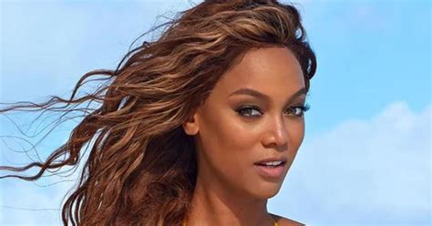 tyra banks sports illustrated 1993|8 Electrifying Photos of SI Swimsuit Issue Cover。